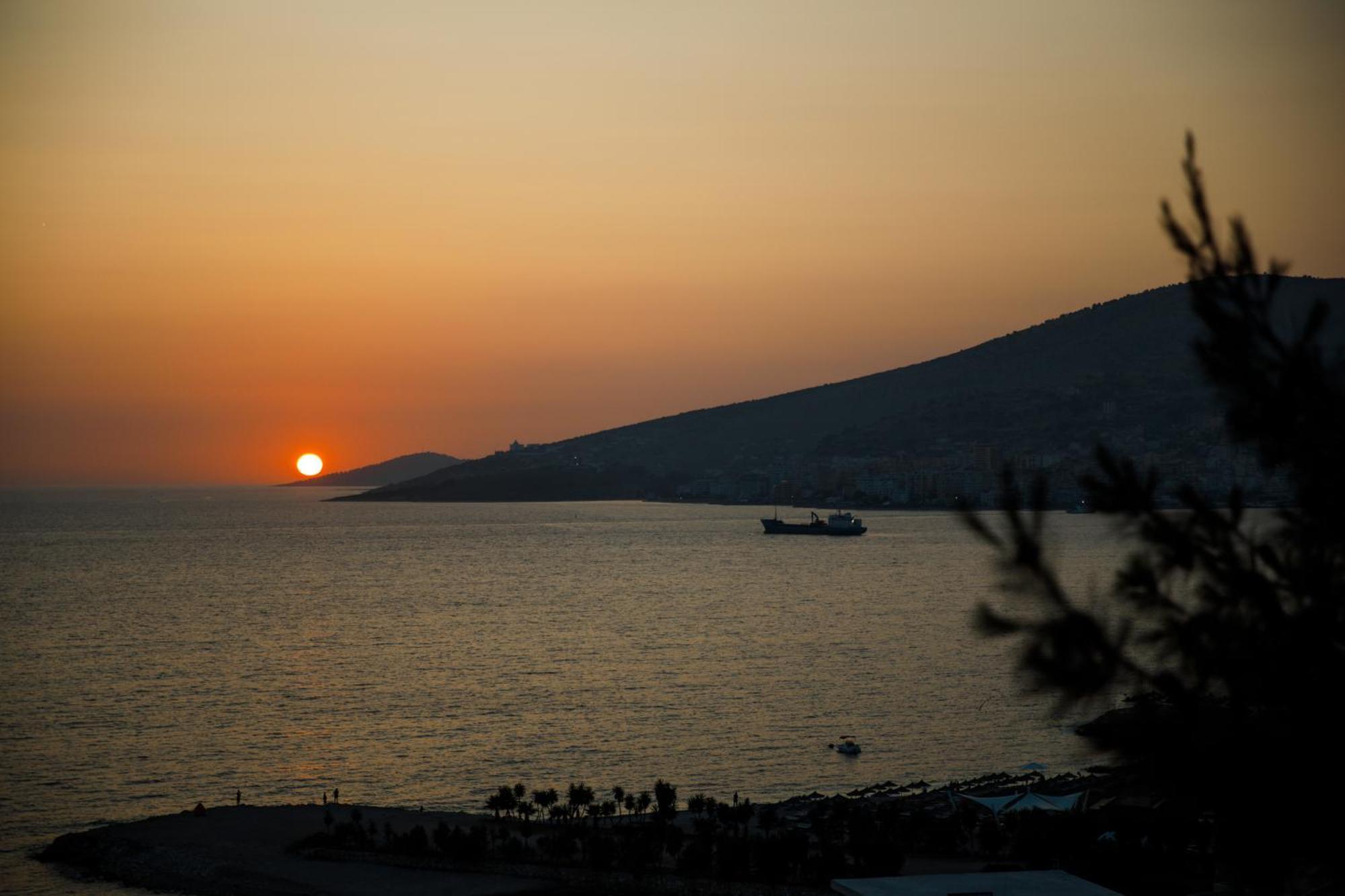 Grand Blue Aparthotel Sarande Exterior photo